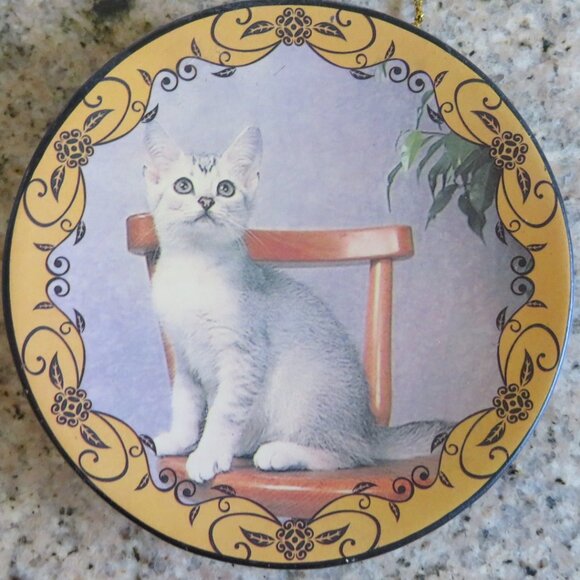 Small Decorative Painted Ceramic Plate with White Kitten (F87) - Picture 2 of 4